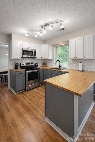 7531 Woodknoll Drive, Charlotte, NC 28217
