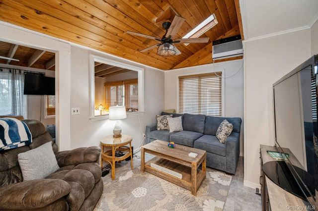 14 E Landing Road, Hampton Bays, NY 11946