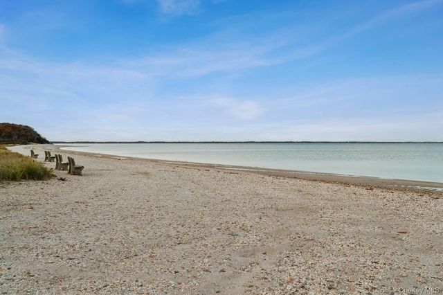 14 E Landing Road, Hampton Bays, NY 11946