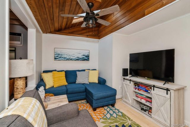 14 E Landing Road, Hampton Bays, NY 11946