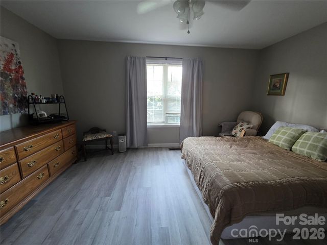 2240 15th Avenue NE 104, Hickory, NC 28601