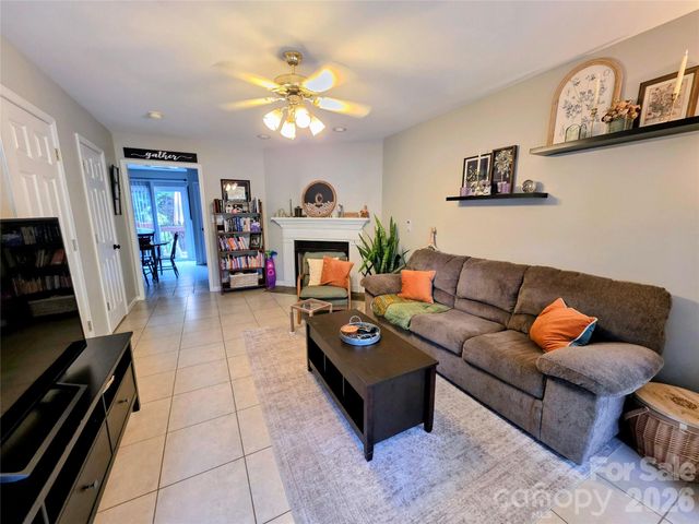 2240 15th Avenue NE 104, Hickory, NC 28601