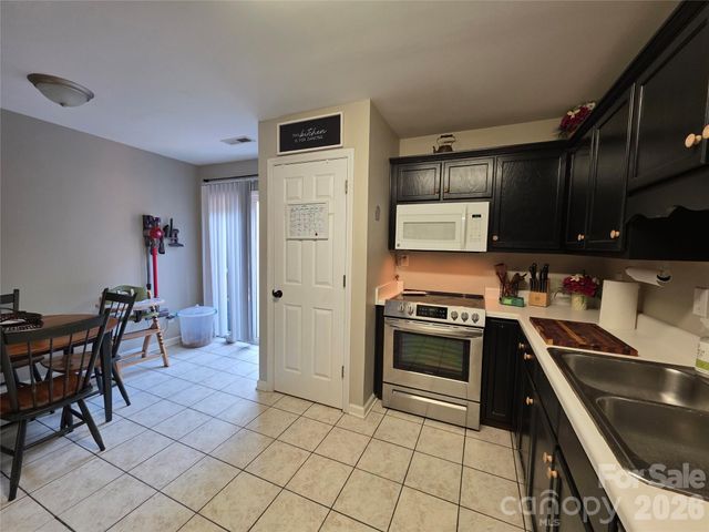 2240 15th Avenue NE 104, Hickory, NC 28601
