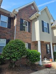 2240 15th Avenue NE 104, Hickory, NC 28601