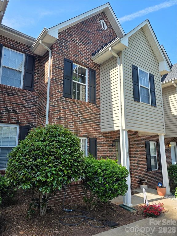 2240 15th Avenue NE 104, Hickory, NC 28601