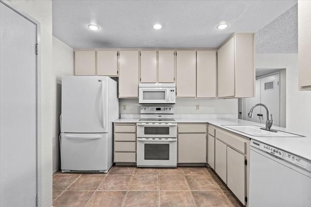 2620 N Whitewater Club D, Palm Springs, CA 92262