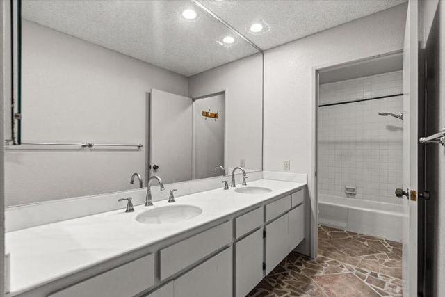 2620 N Whitewater Club D, Palm Springs, CA 92262
