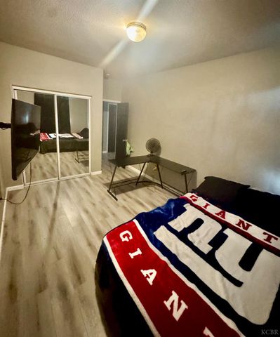 907 W Windsor Drive, Hanford, CA 93230