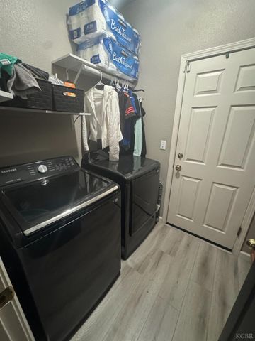 907 W Windsor Drive, Hanford, CA 93230