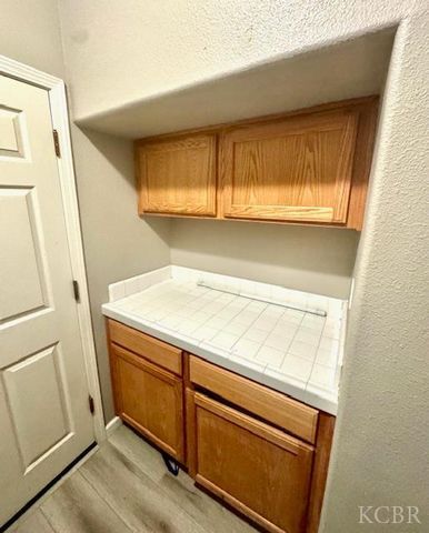 907 W Windsor Drive, Hanford, CA 93230