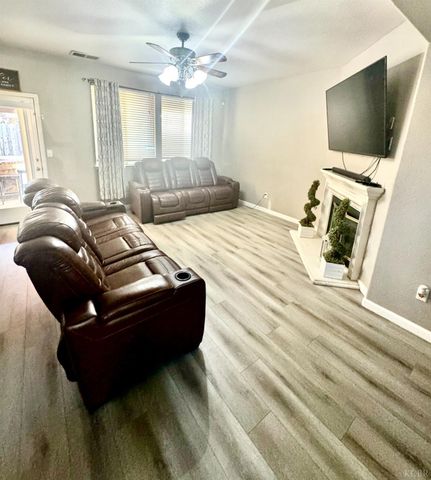 907 W Windsor Drive, Hanford, CA 93230