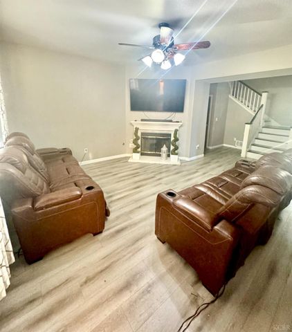 907 W Windsor Drive, Hanford, CA 93230