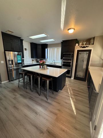 907 W Windsor Drive, Hanford, CA 93230