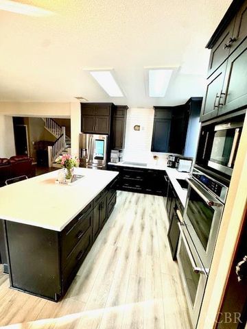 907 W Windsor Drive, Hanford, CA 93230