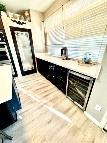 907 W Windsor Drive, Hanford, CA 93230