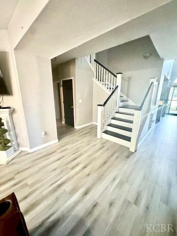 907 W Windsor Drive, Hanford, CA 93230