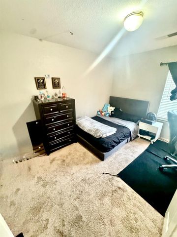 907 W Windsor Drive, Hanford, CA 93230