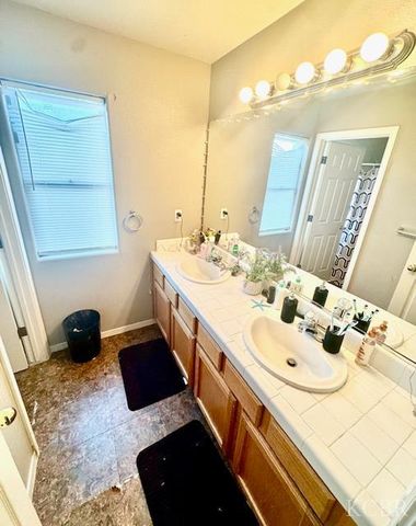 907 W Windsor Drive, Hanford, CA 93230