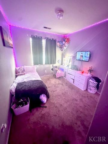 907 W Windsor Drive, Hanford, CA 93230