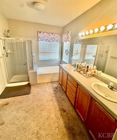 907 W Windsor Drive, Hanford, CA 93230