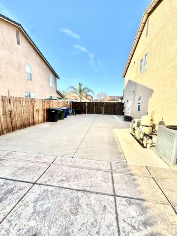 907 W Windsor Drive, Hanford, CA 93230
