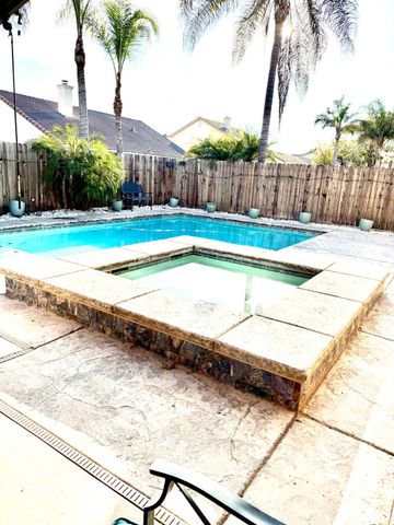 907 W Windsor Drive, Hanford, CA 93230