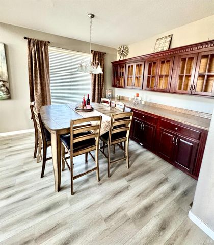 907 W Windsor Drive, Hanford, CA 93230