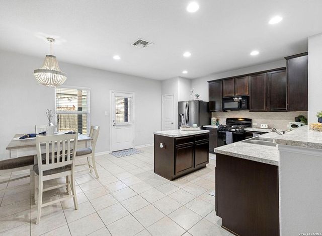 8935 Holland Park, Converse, TX 78109