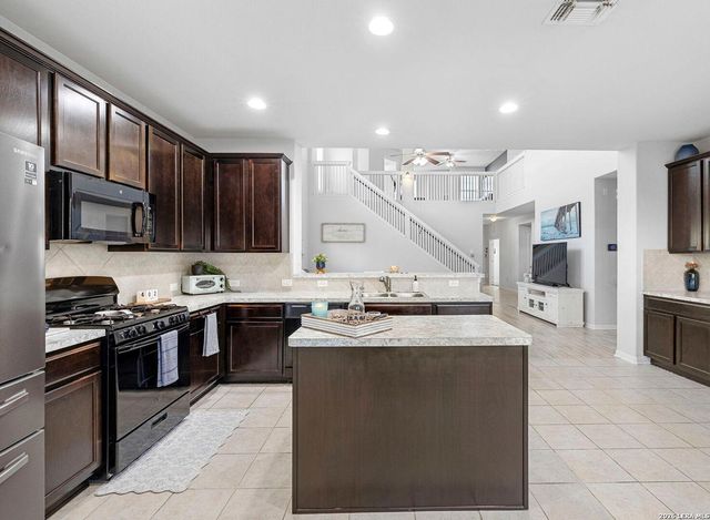 8935 Holland Park, Converse, TX 78109