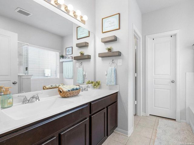 8935 Holland Park, Converse, TX 78109