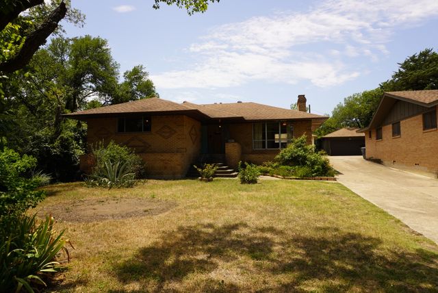 821 N Hampton Road, Dallas, TX 75208