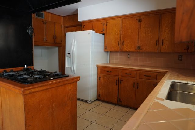 821 N Hampton Road, Dallas, TX 75208