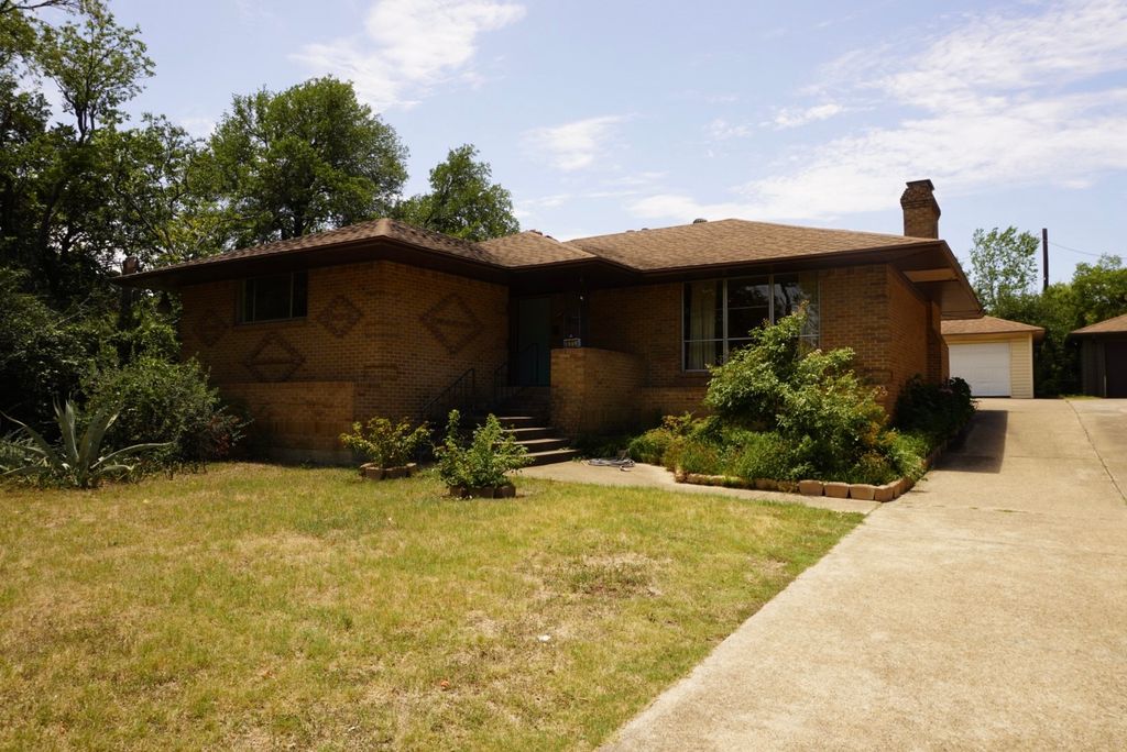 821 N Hampton Road, Dallas, TX 75208