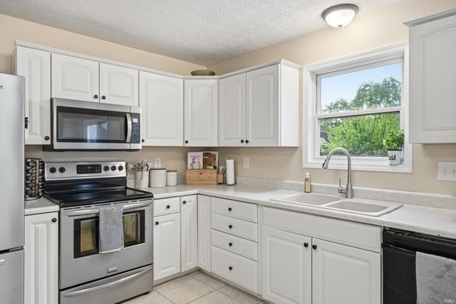 14201 W Katriene Drive, Daleville, IN 47334