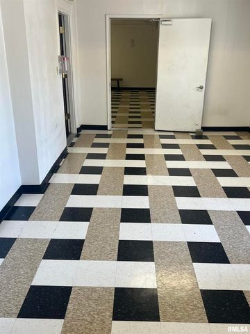 431 5TH Avenue S 17, Clinton, IA 52732