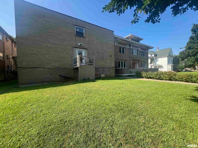 431 5TH Avenue S 17, Clinton, IA 52732