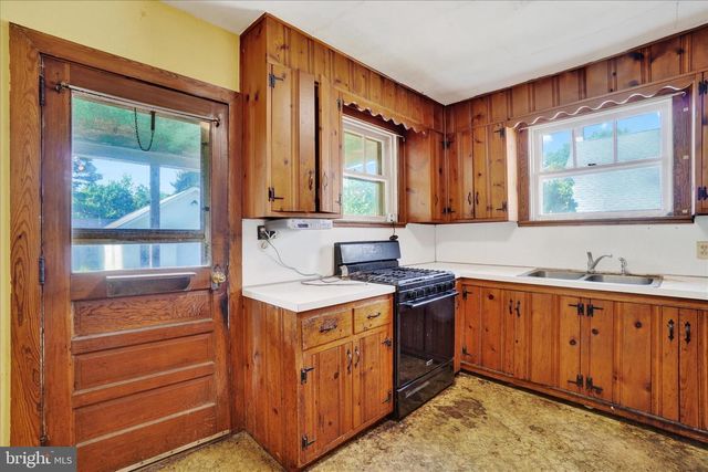 16 E TOLNA RD, Shrewsbury, PA 17361