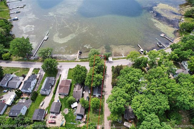 1494 Maxfield Road, Hartland, MI 48353