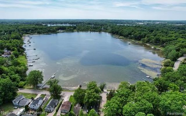 1494 Maxfield Road, Hartland, MI 48353