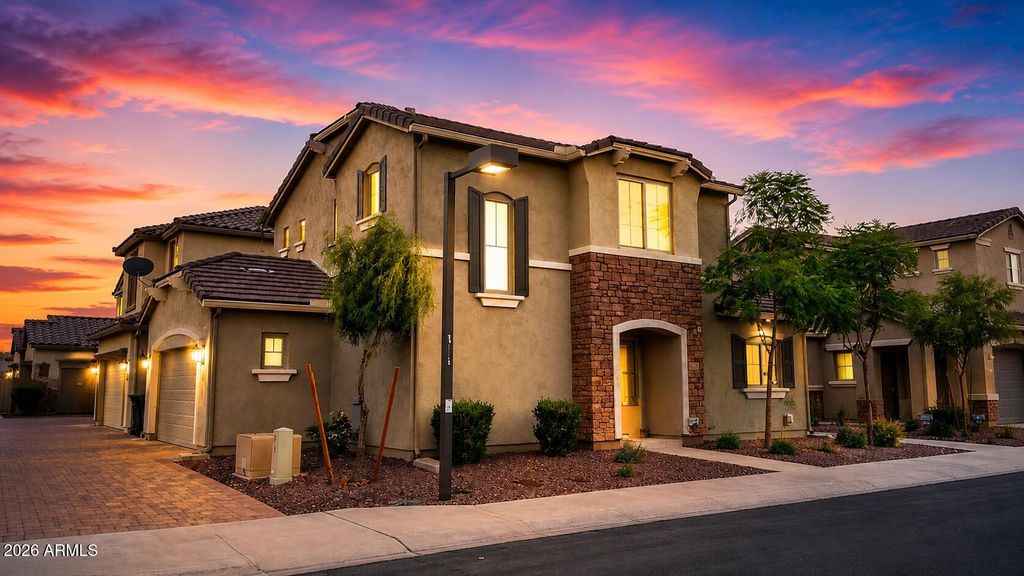 1937 W BUSONI Place, Phoenix, AZ 85023