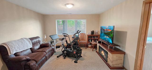 1447 Asbury Lane, Waterloo, IA 50701