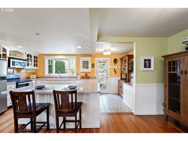 2050 FRIENDLY St, Eugene, OR 97405