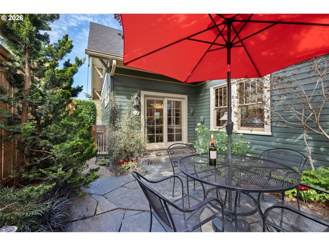 2050 FRIENDLY St, Eugene, OR 97405