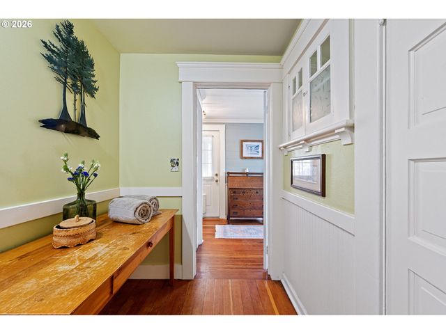 2050 FRIENDLY St, Eugene, OR 97405