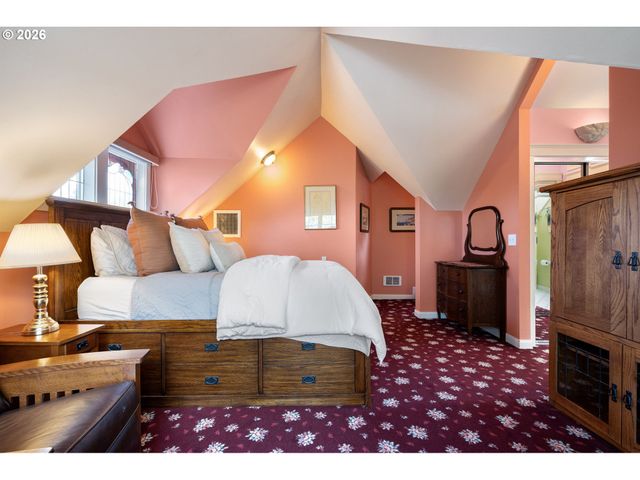 2050 FRIENDLY St, Eugene, OR 97405