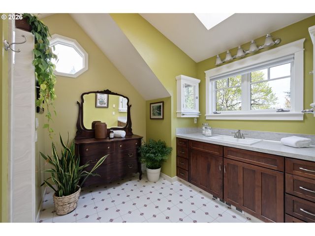 2050 FRIENDLY St, Eugene, OR 97405