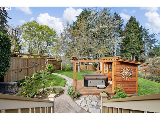 2050 FRIENDLY St, Eugene, OR 97405