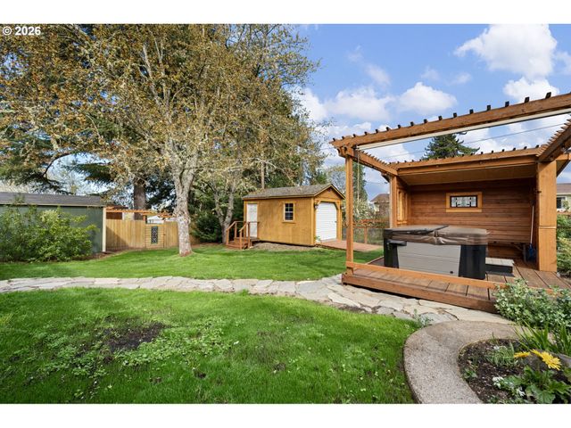 2050 FRIENDLY St, Eugene, OR 97405