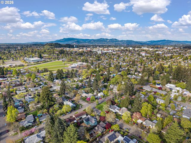 2050 FRIENDLY St, Eugene, OR 97405