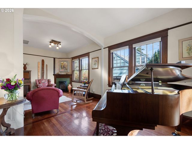 2050 FRIENDLY St, Eugene, OR 97405